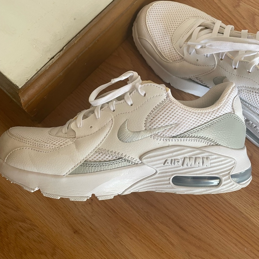 Women’s Nike Air Max Excee Size 10